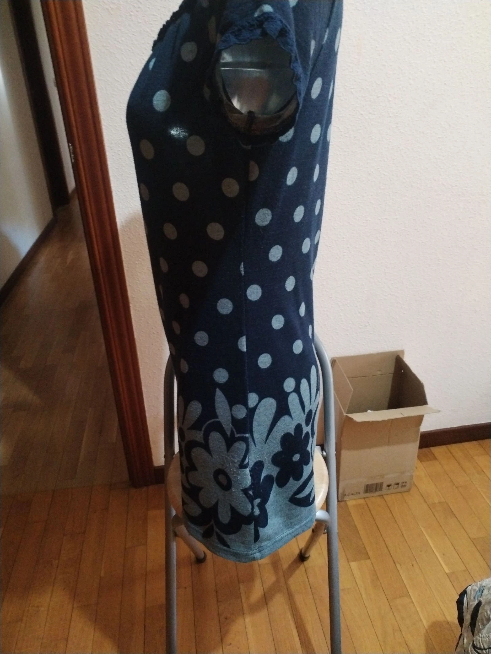 Zomerjurk met twee kleuren marineblauw en grijs met stippen en bloemen – photo 6